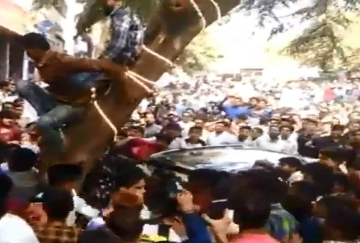 Zarine Khan stuck by fans in aurangabad police used lathi charge