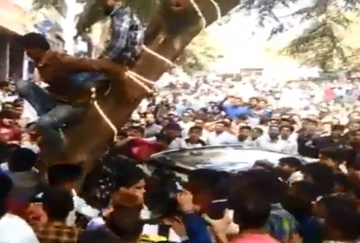 Zarine Khan stuck by fans in aurangabad police used lathi charge