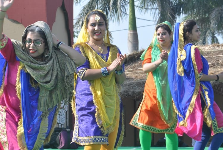 Chandigarh Performances by artists from several state in International Geeta Festival