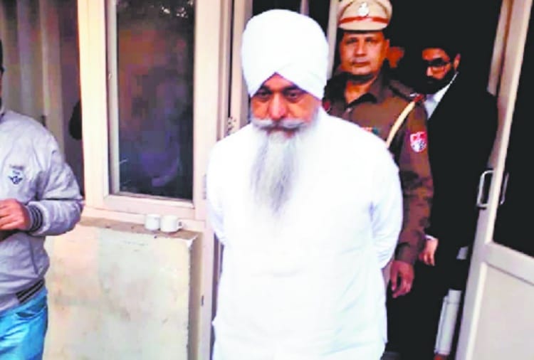 Akali leader surrenders in Mohali court of punjab