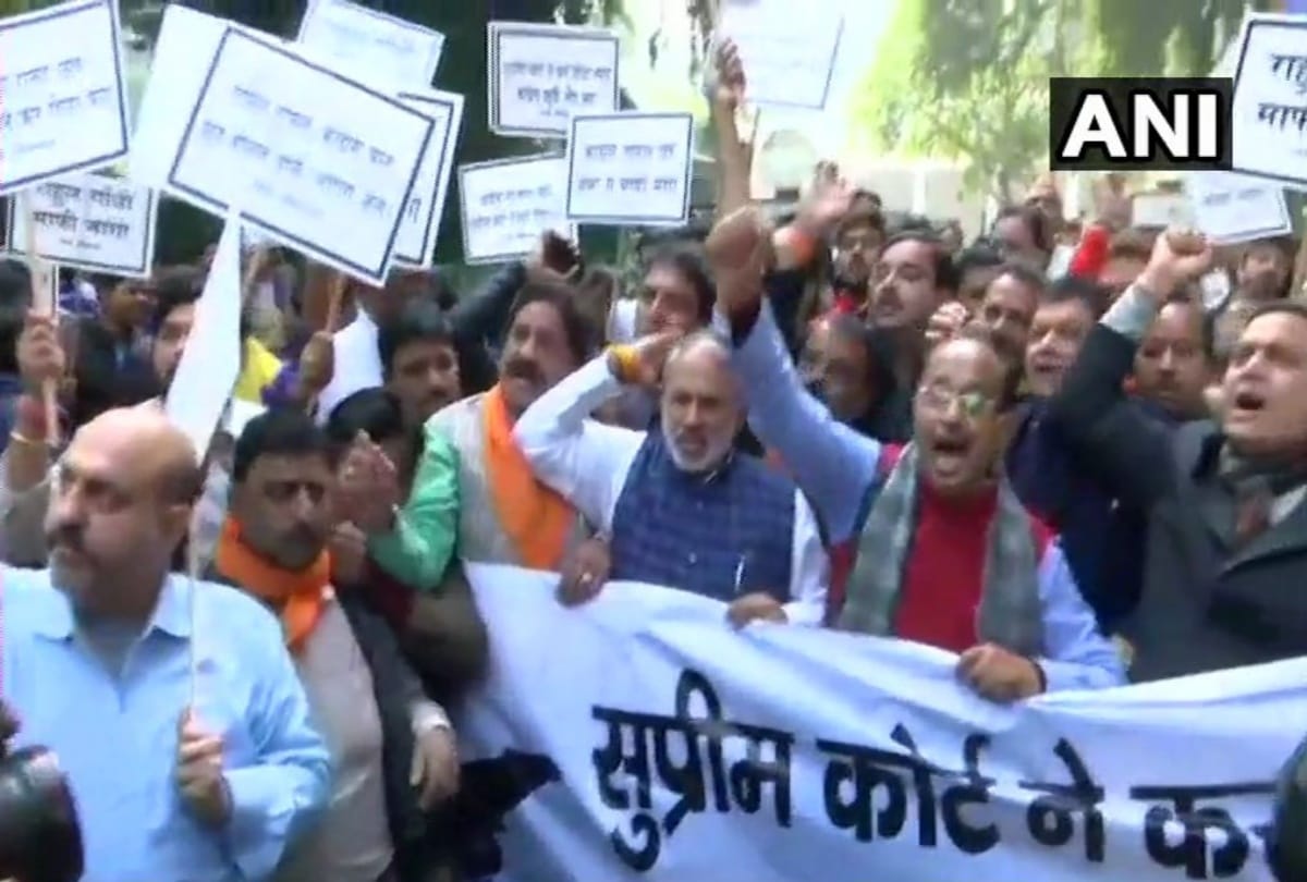 Union Minister Vijay Goel protest demanding an apology from Rahul Gandhi after Rafale Deal Verdict