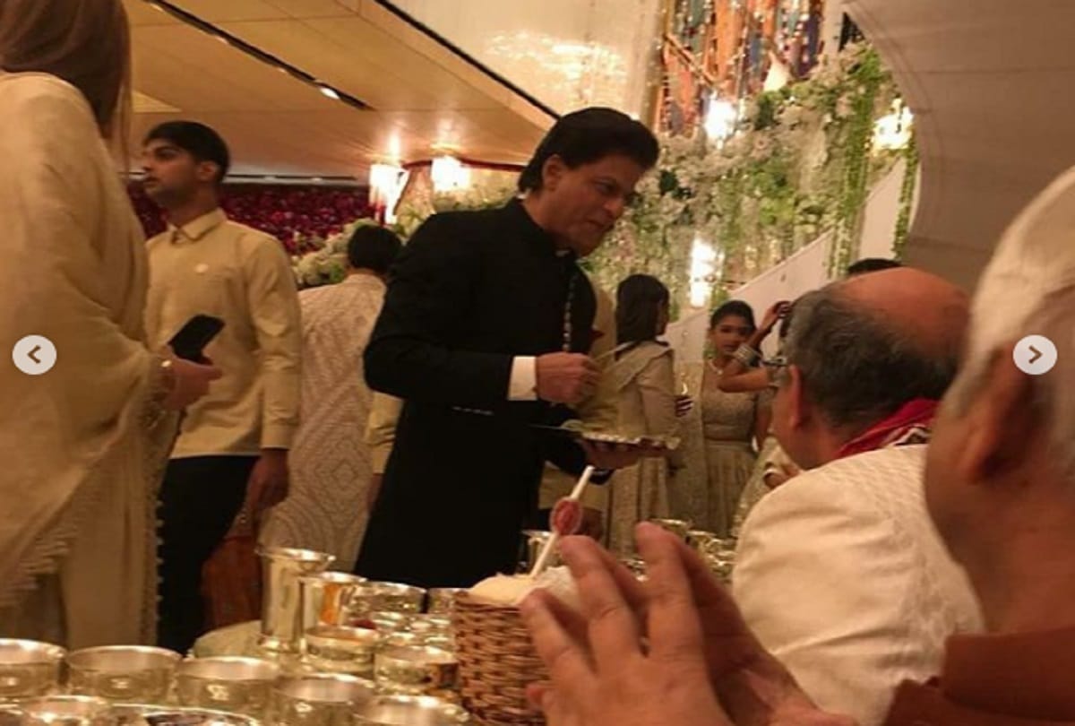 shahrukh khan and aishwarya rai also served food in isha amabani wedding