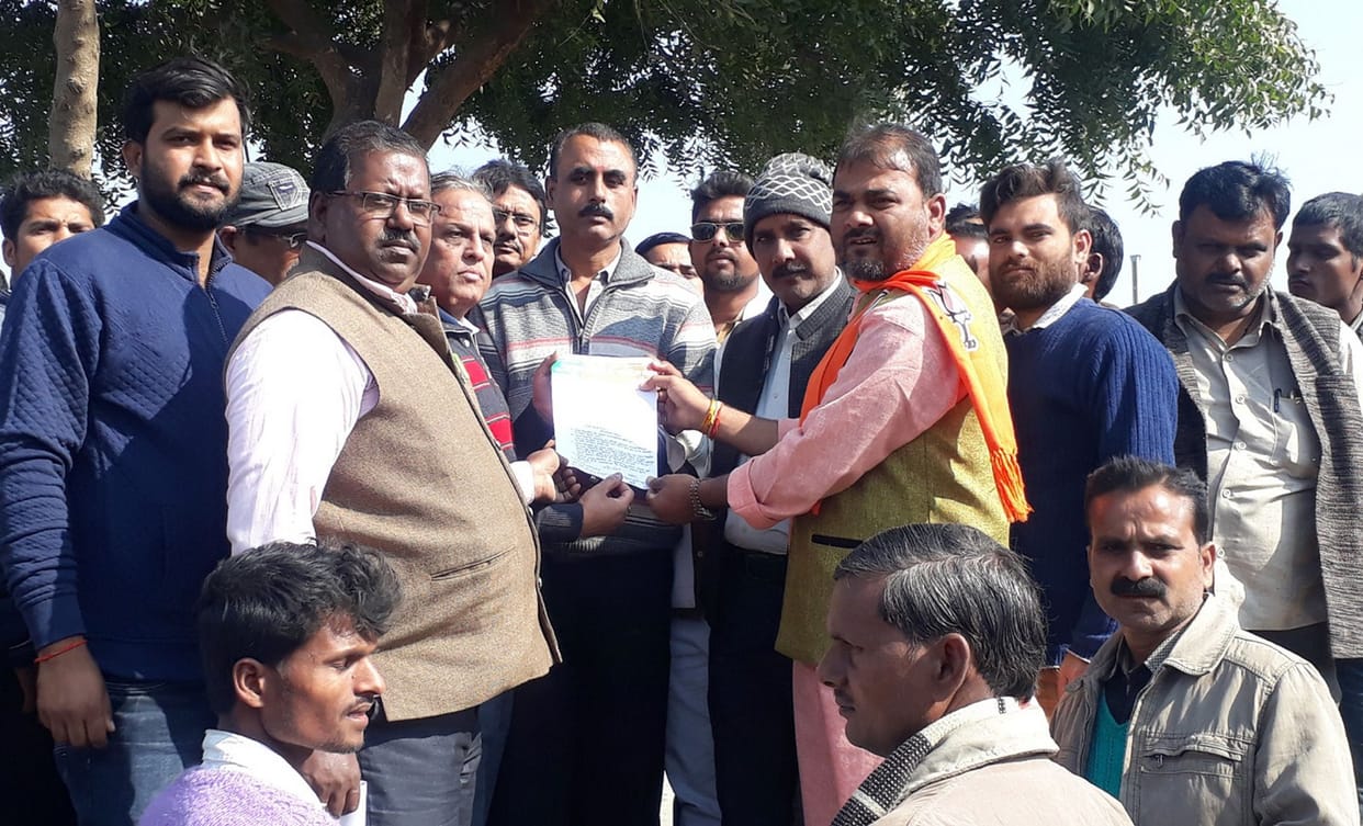 भाजपाइयों ने सुगर मिल प्रबंधन को घेरा