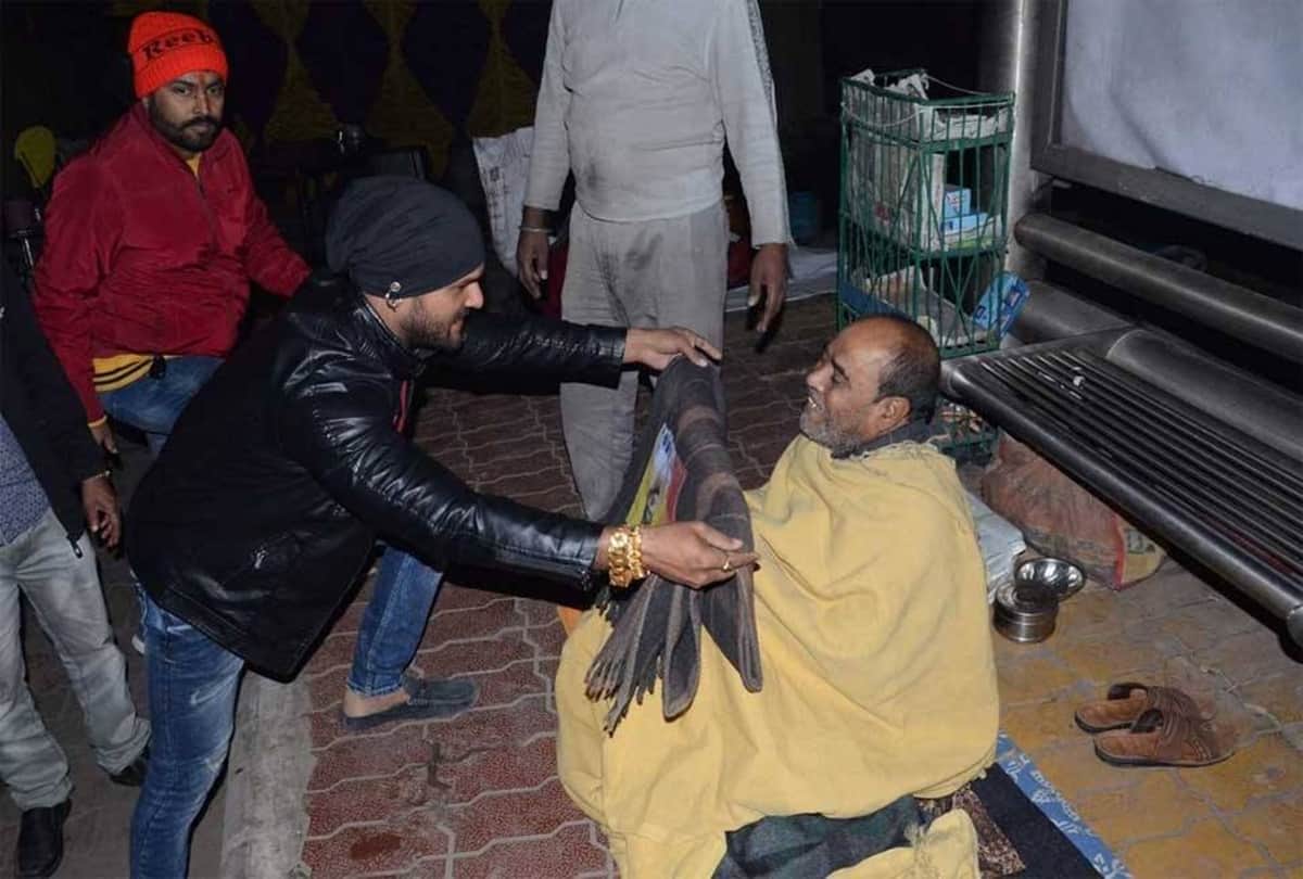 Bhojpuri actor khesari lal yadav distributed blankets to the poor people at patna