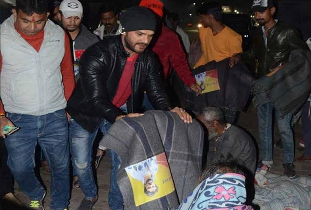 Bhojpuri actor khesari lal yadav distributed blankets to the poor people at patna