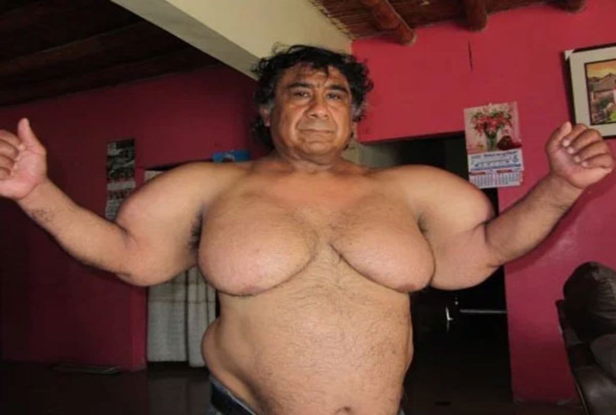viral news man goes under sea to catch snail and his chest and hands becomes like popeye