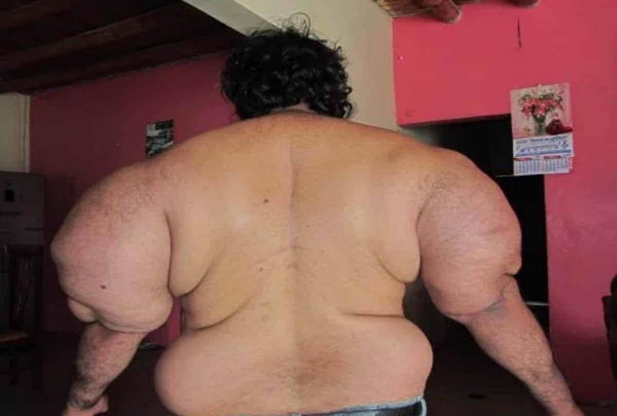 viral news man goes under sea to catch snail and his chest and hands becomes like popeye