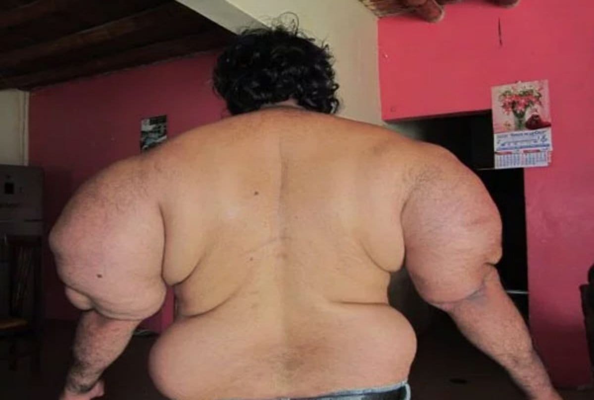 viral news man goes under sea to catch snail and his chest and hands becomes like popeye