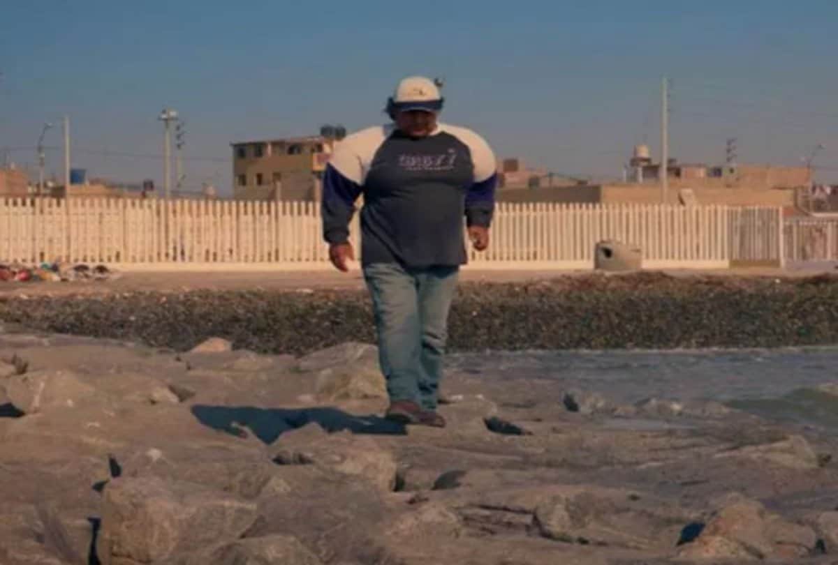 viral news man goes under sea to catch snail and his chest and hands becomes like popeye