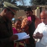 जांच पड़ताल करती पुलिस
