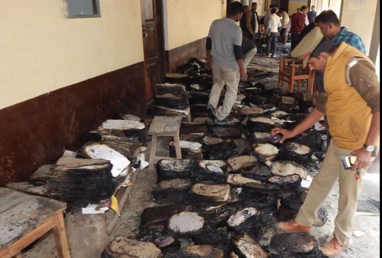 बलिया कोर्ट में लगी आग, हजारो फाइलें जल कर राख , जांच के लिए बनी कमेटी