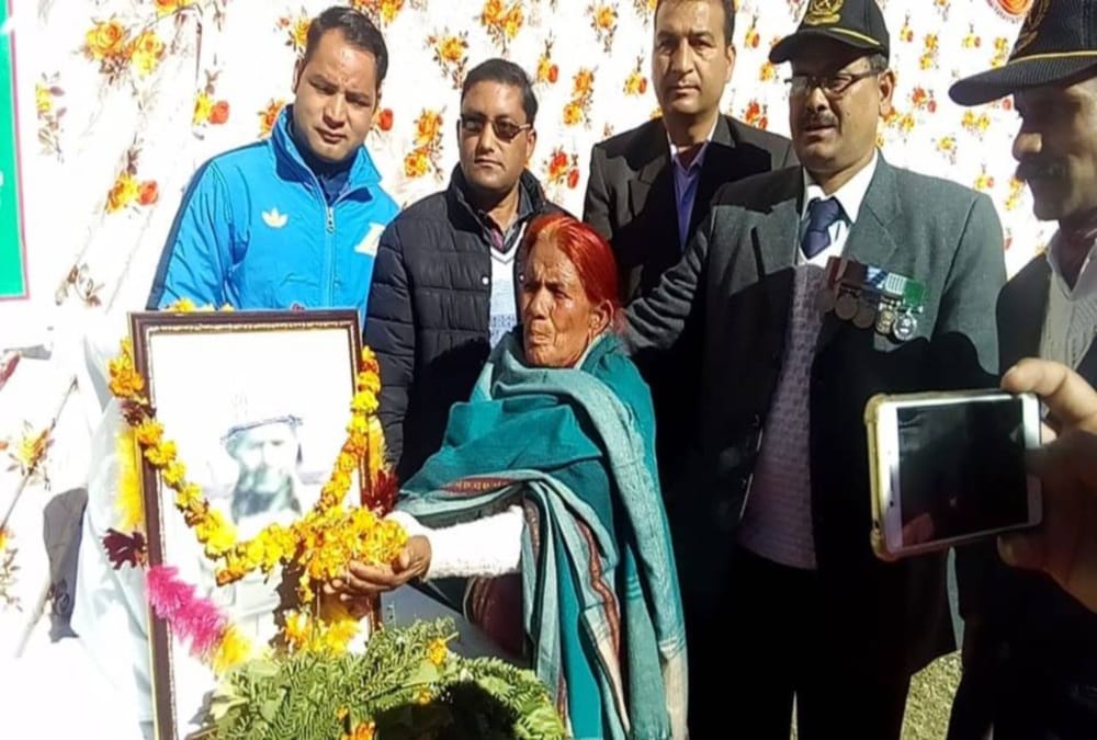 Vijay Diwas 2018 Wife Crying to see her martyr husband photo after 47 years