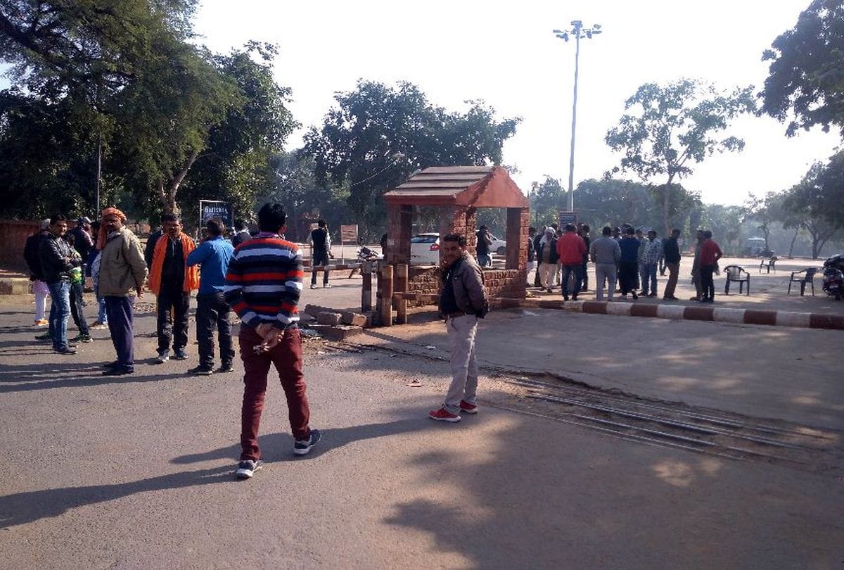 fight between parking contractor and guides in Fatehpur Sikri