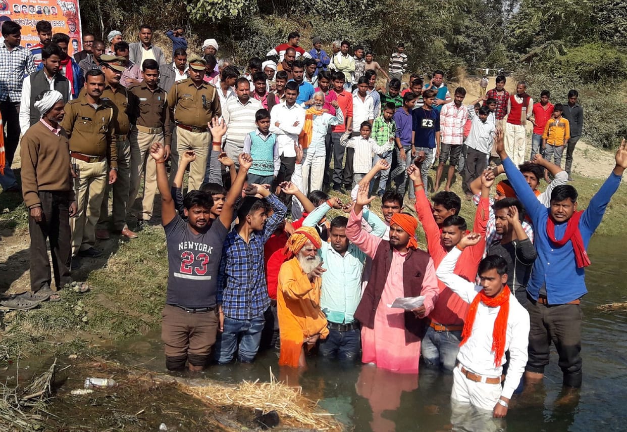 पक्का पुल निर्माण के लिए ग्रामीणों का जल सत्याग्रह