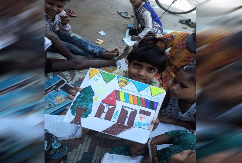 Uttarakhand police Women constable teaching poor and beggars childrens after duty