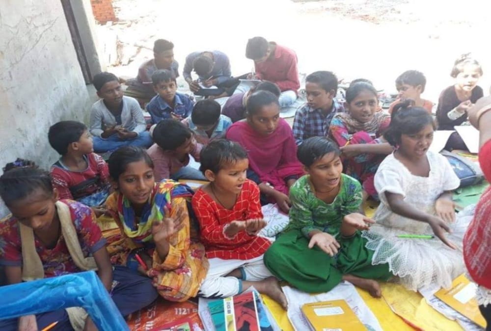 Uttarakhand police Women constable teaching poor and beggars childrens after duty