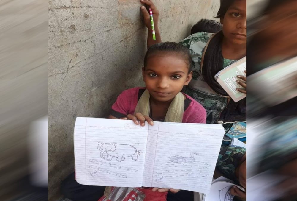 Uttarakhand police Women constable teaching poor and beggars childrens after duty