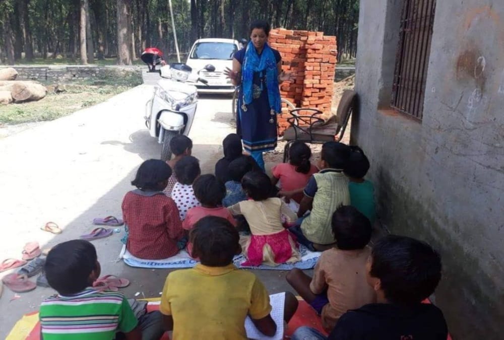 Uttarakhand police Women constable teaching poor and beggars childrens after duty