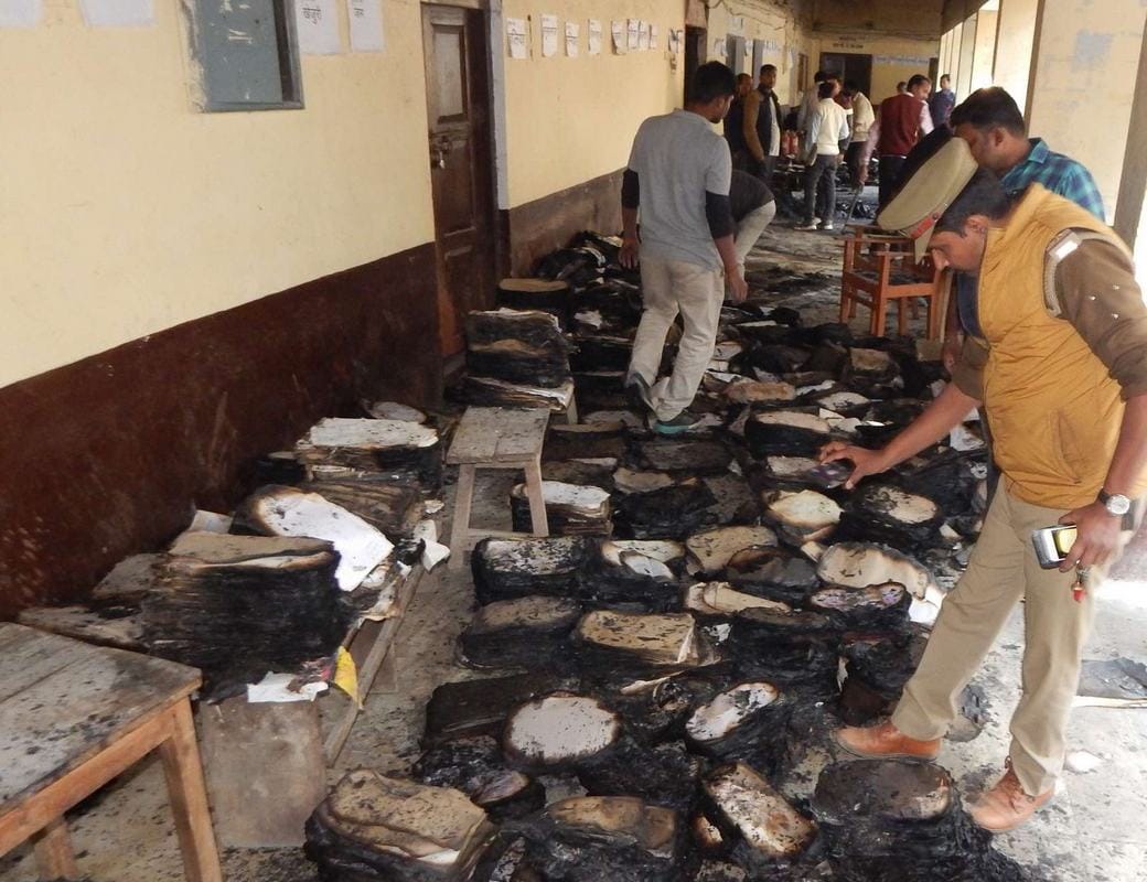 ballia court caught fire many file burn