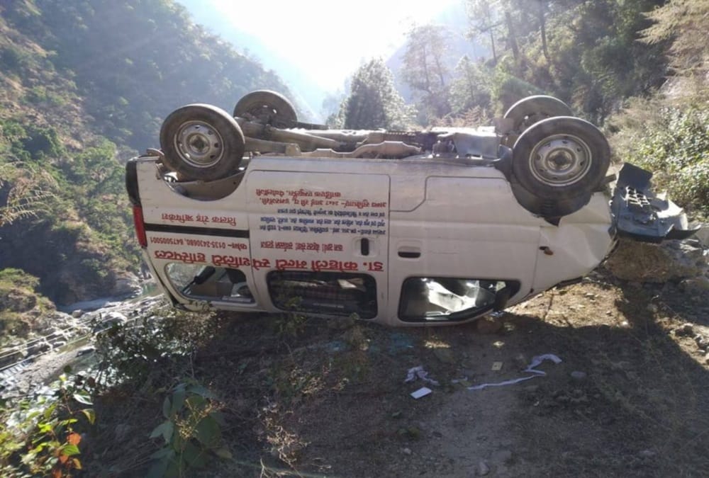 Ambulance fall into ditch in karnaprayag