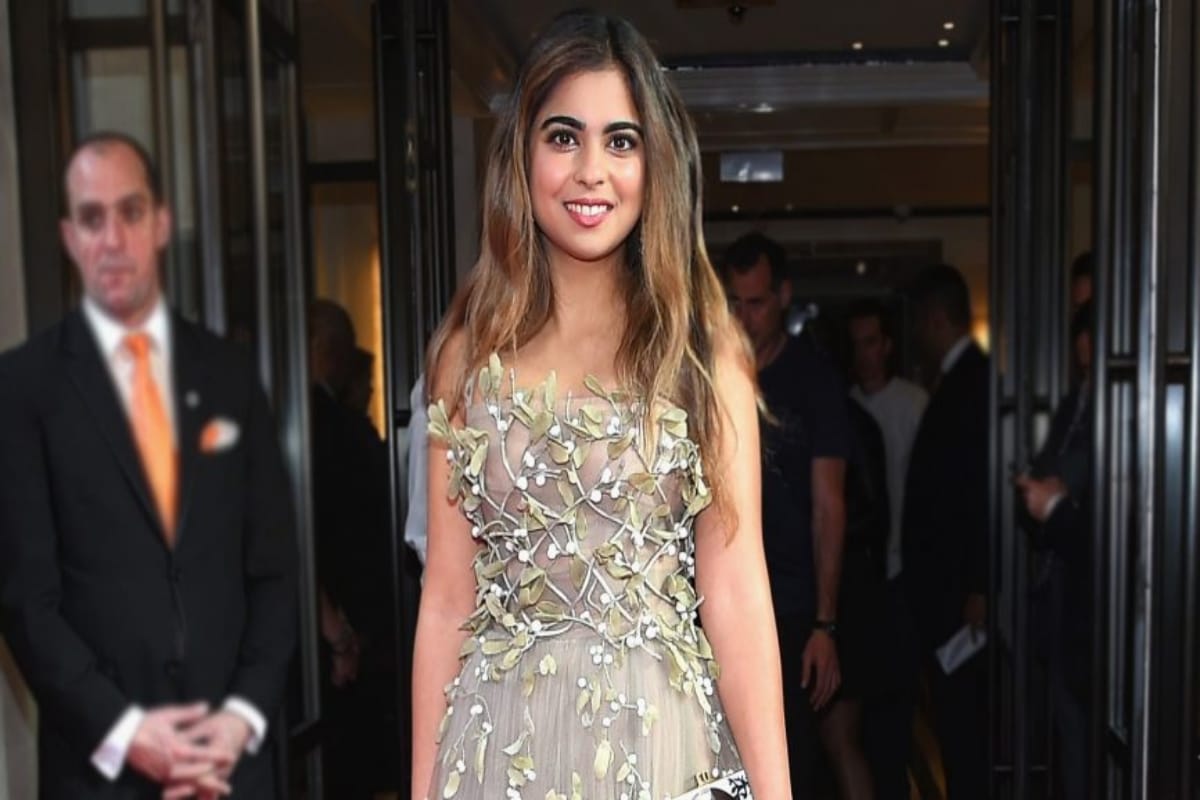Bollywood stars with this ultra luxury Range rover car