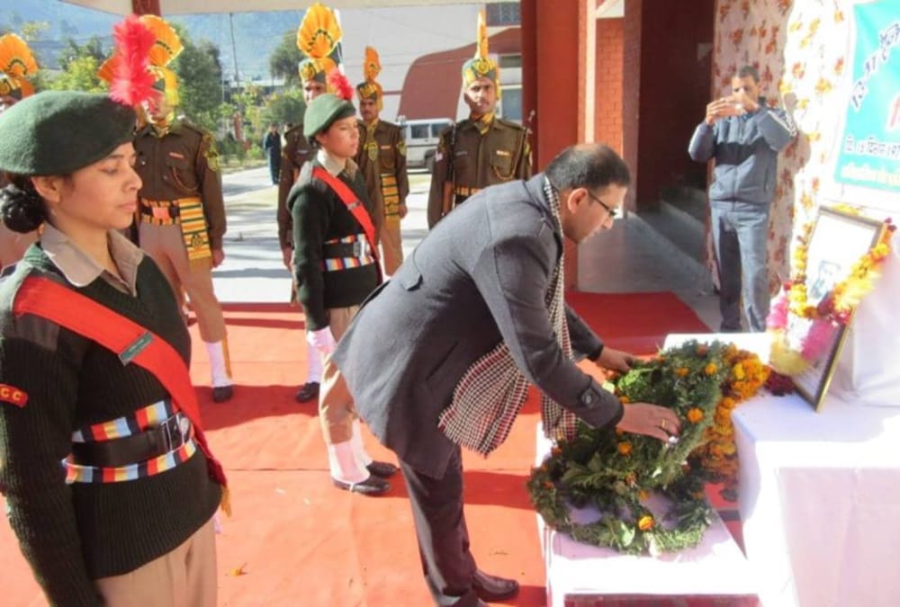Vijay Diwas 2018 Wife Crying to see her martyr husband photo after 47 years
