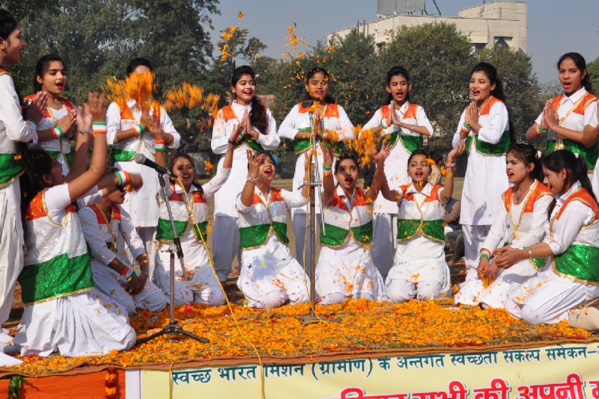 Saharanpur: Unique show for cleanliness campaign with two lakh postcards to make a world record