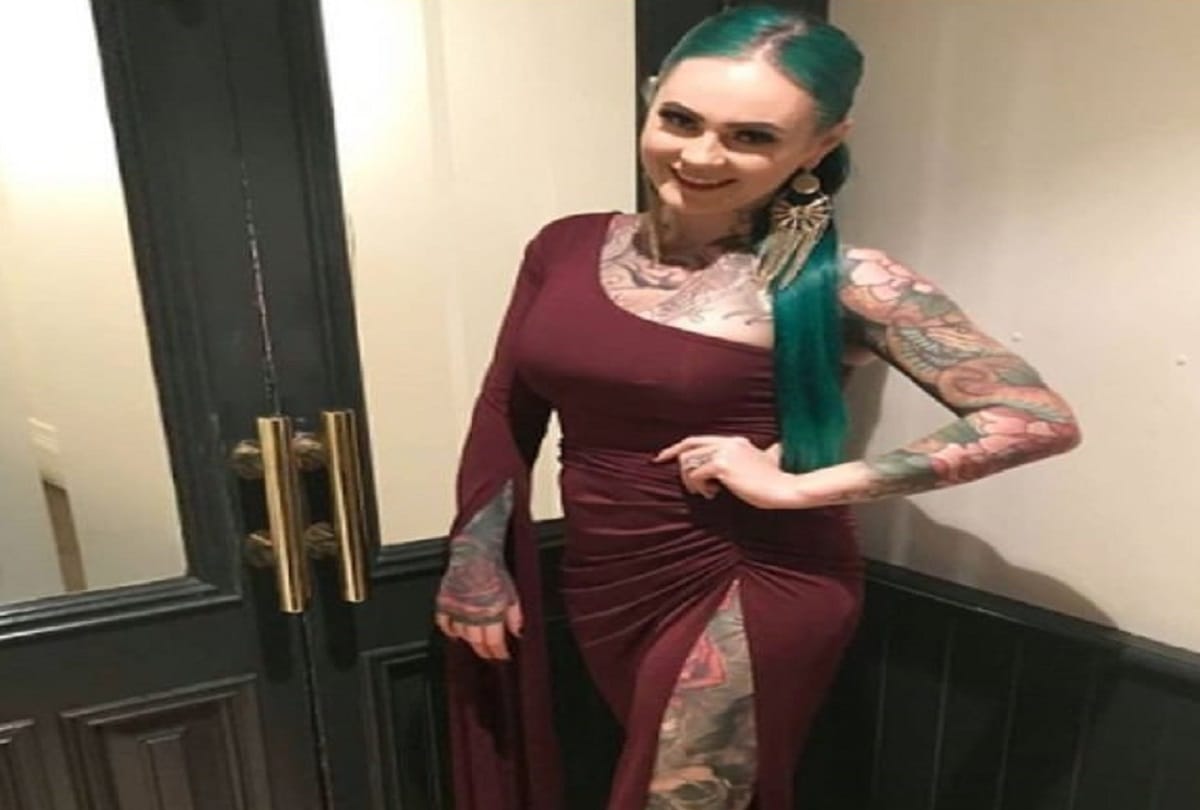 After seeing the female doctor's body tattooed the restaurant fired him out