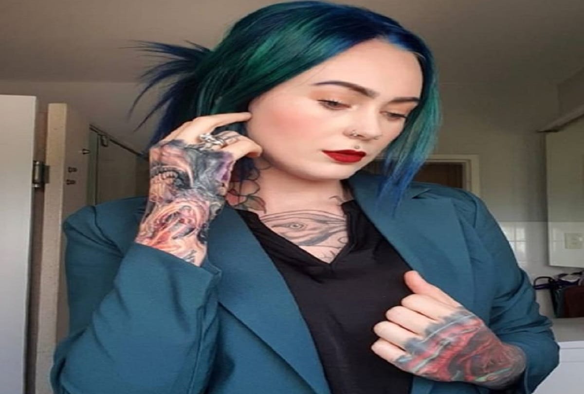 After seeing the female doctor's body tattooed the restaurant fired him out