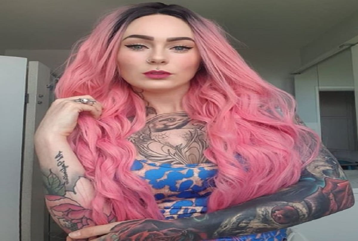 After seeing the female doctor's body tattooed the restaurant fired him out