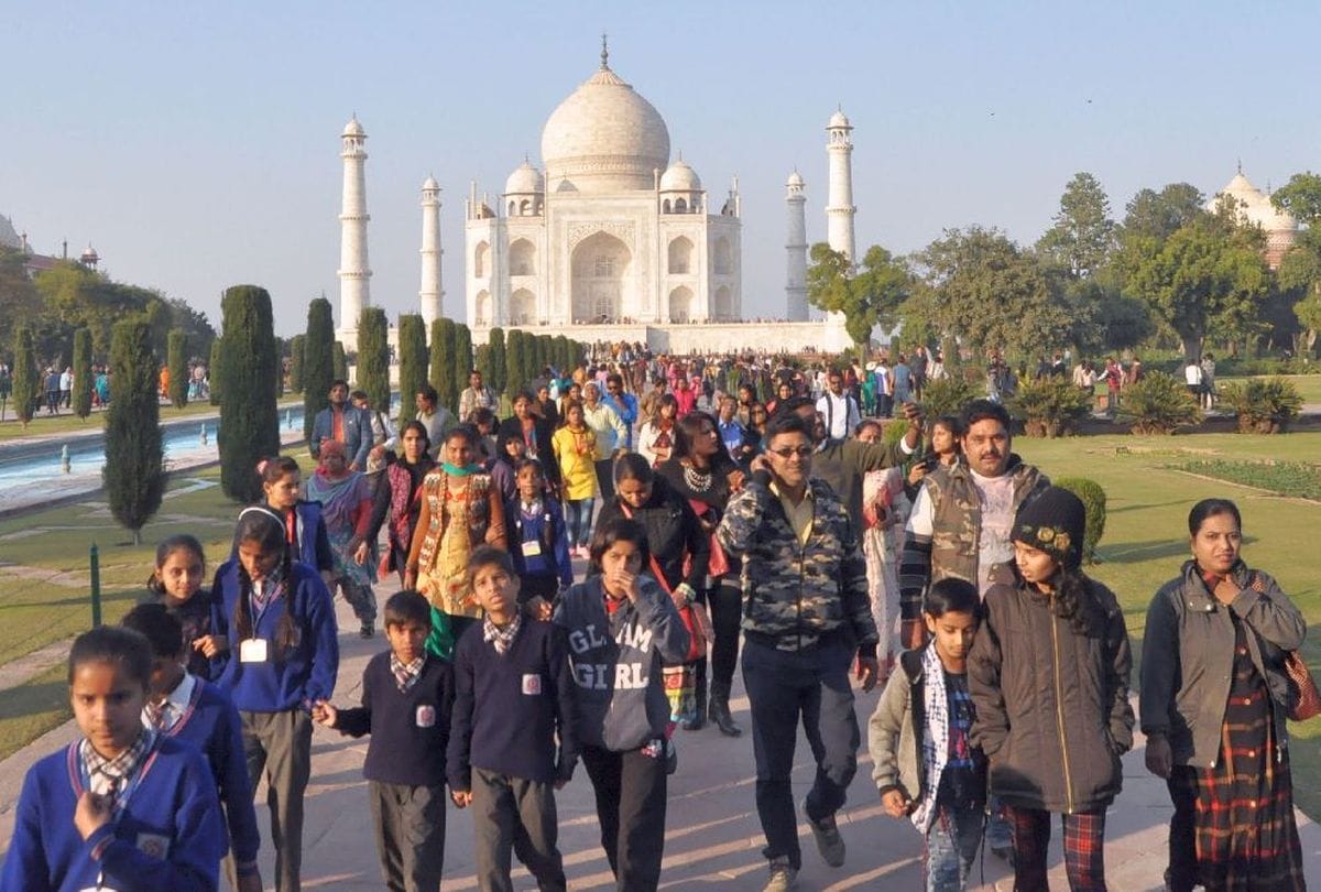 Miss Teen Internationals visits Taj Mahal