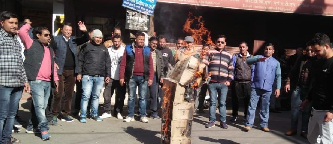 BJP blasts Rahul Gandhi's effigy