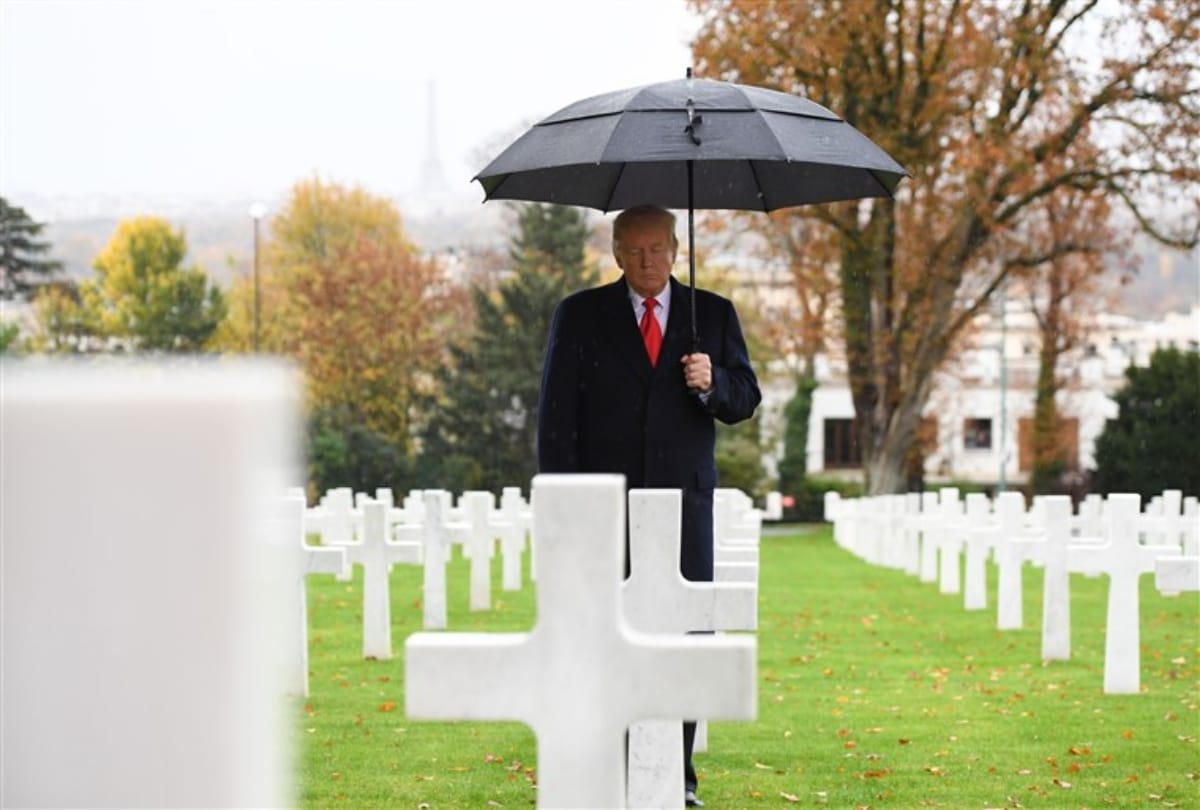 trump : criticized president gave surprise by visiting a military graveyard near washington