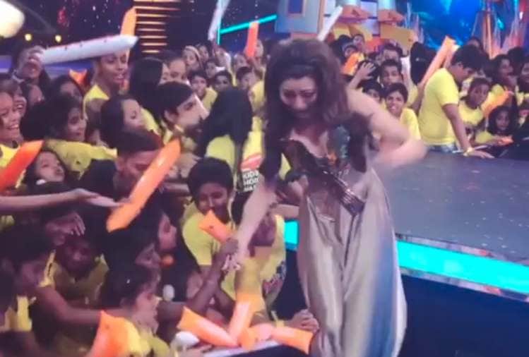 urvashi rautela fall out at kids choice awards 2018 video viral