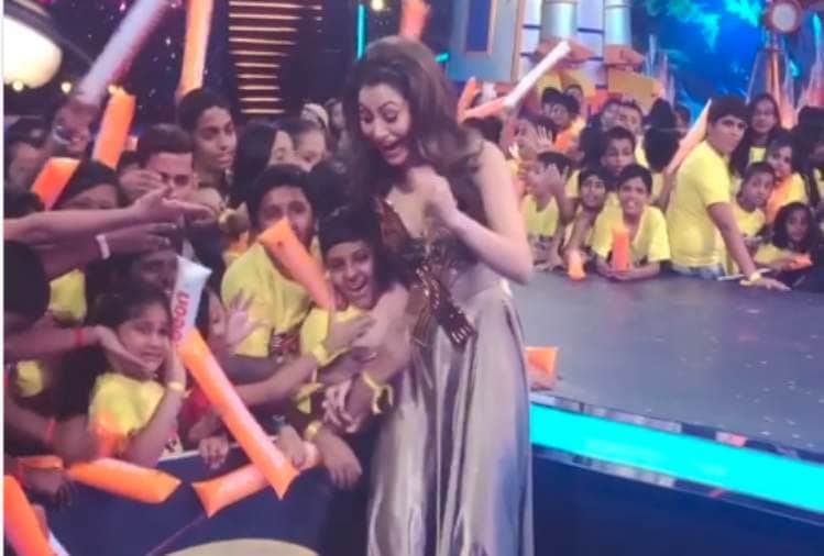 urvashi rautela fall out at kids choice awards 2018 video viral
