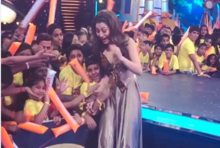 urvashi rautela fall out at kids choice awards 2018 video viral