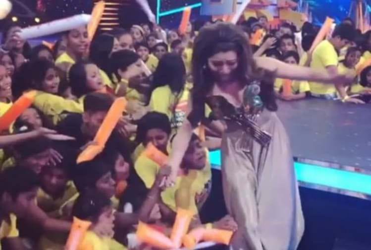 urvashi rautela fall out at kids choice awards 2018 video viral