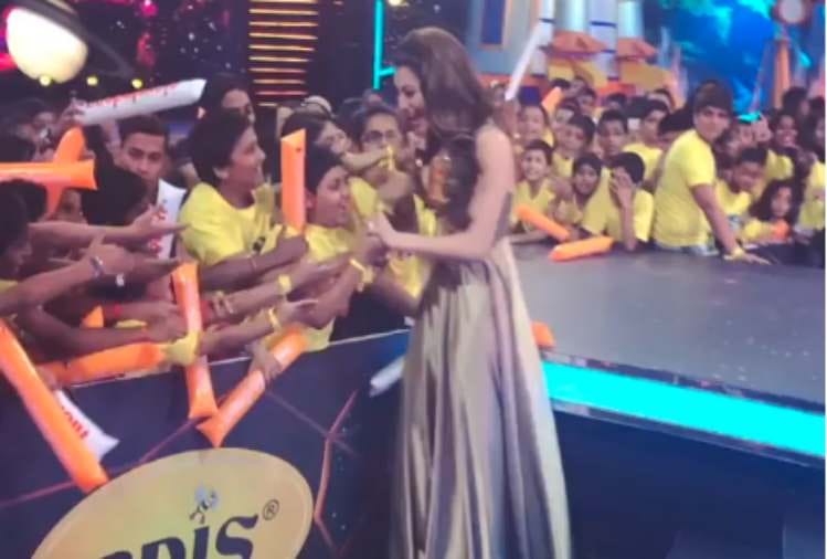 urvashi rautela fall out at kids choice awards 2018 video viral