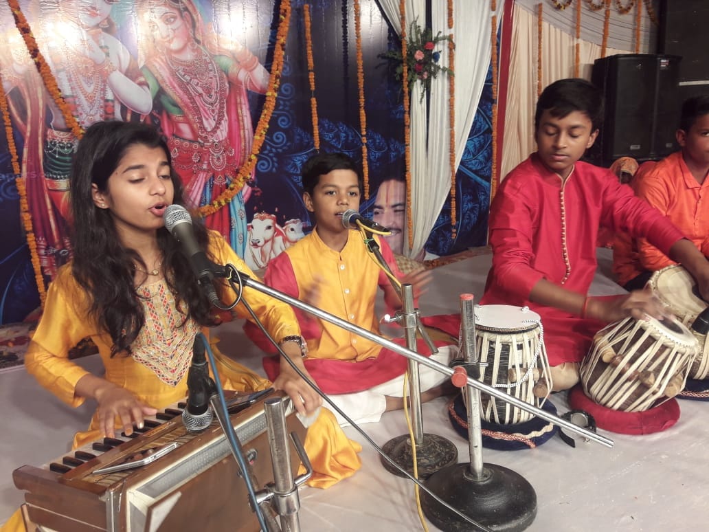 मैथिली ठाकुर के गीतों पर झूमे श्रद्धालु