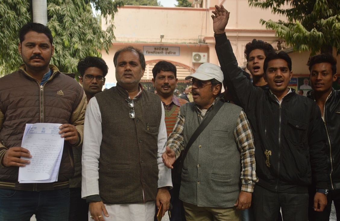 बोस की प्रतिमा पर पोती कालिख, हंगामा