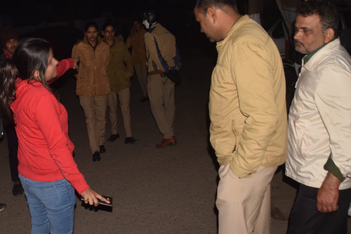 Meerut: Women advocate created  high voltage drama in police station again after Dowoga pitai case