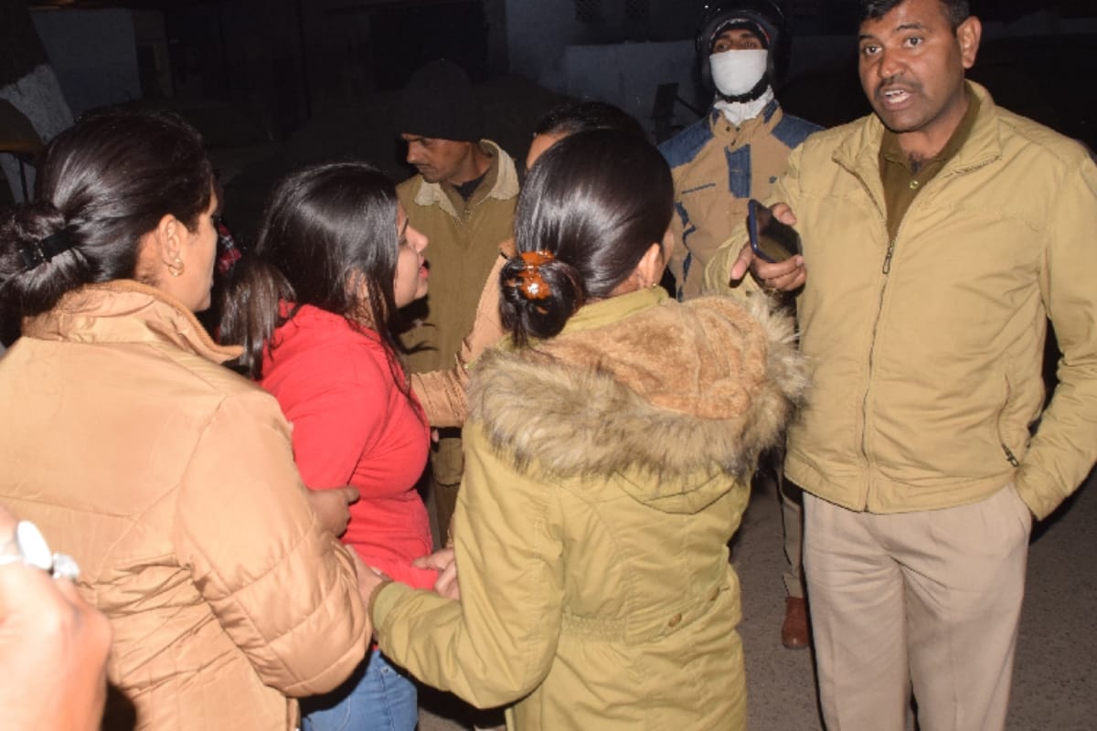 Meerut: Women advocate created  high voltage drama in police station again after Dowoga pitai case
