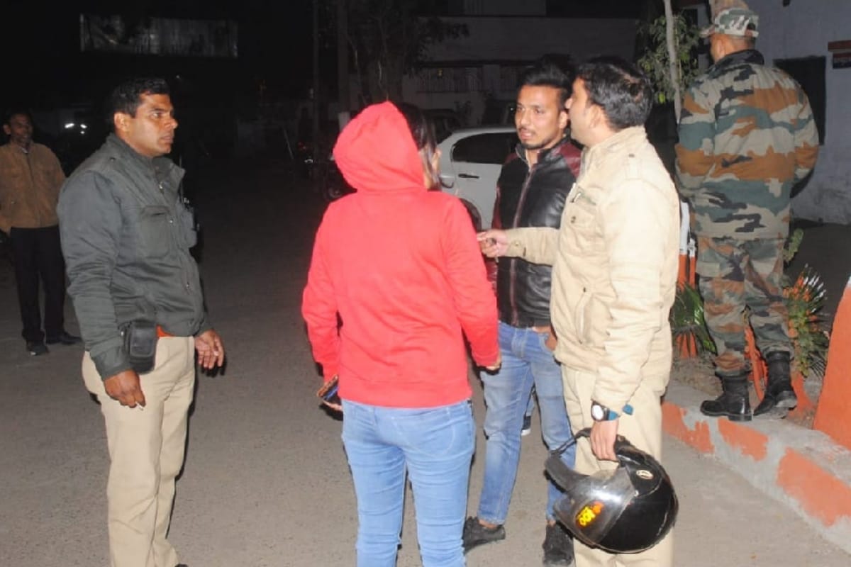 Meerut: Women advocate created  high voltage drama in police station again after Dowoga pitai case