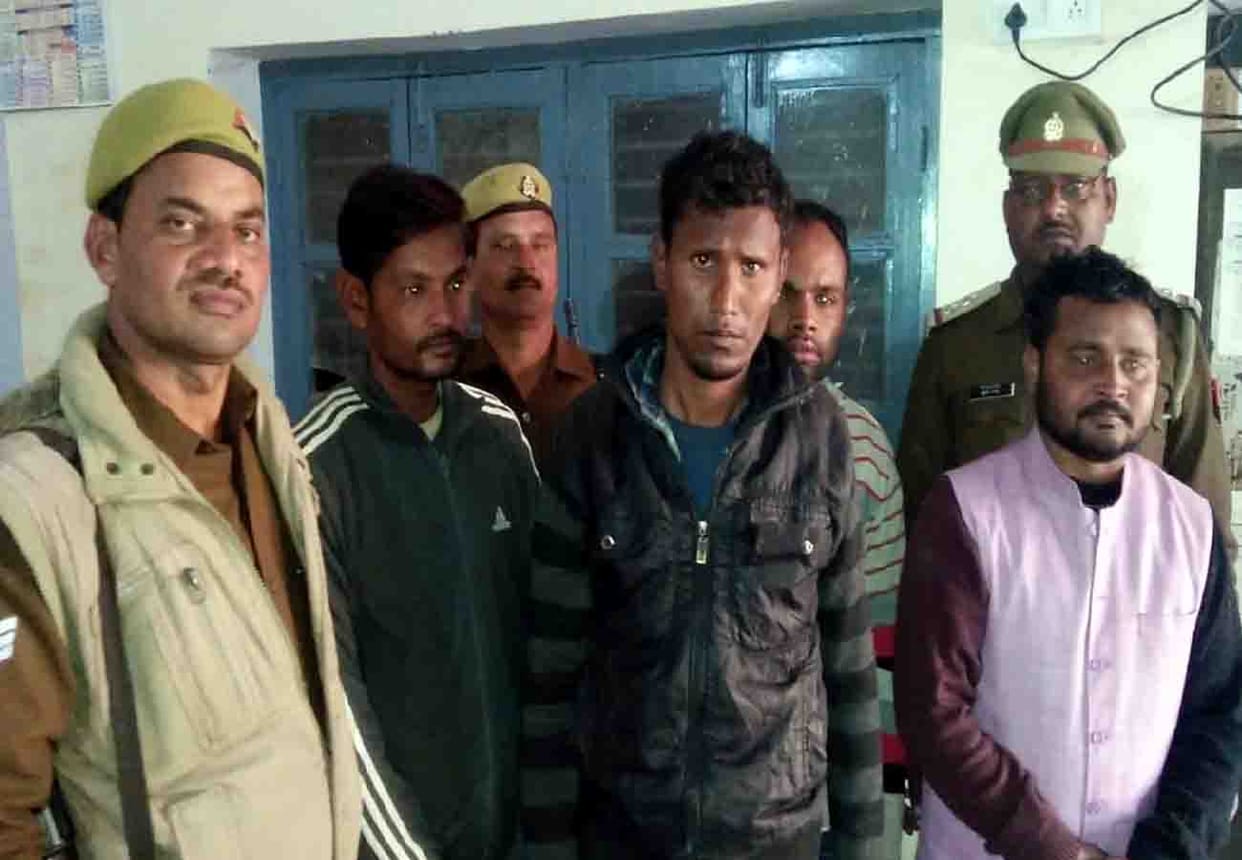 Police caught four smugglers with 11 cattle