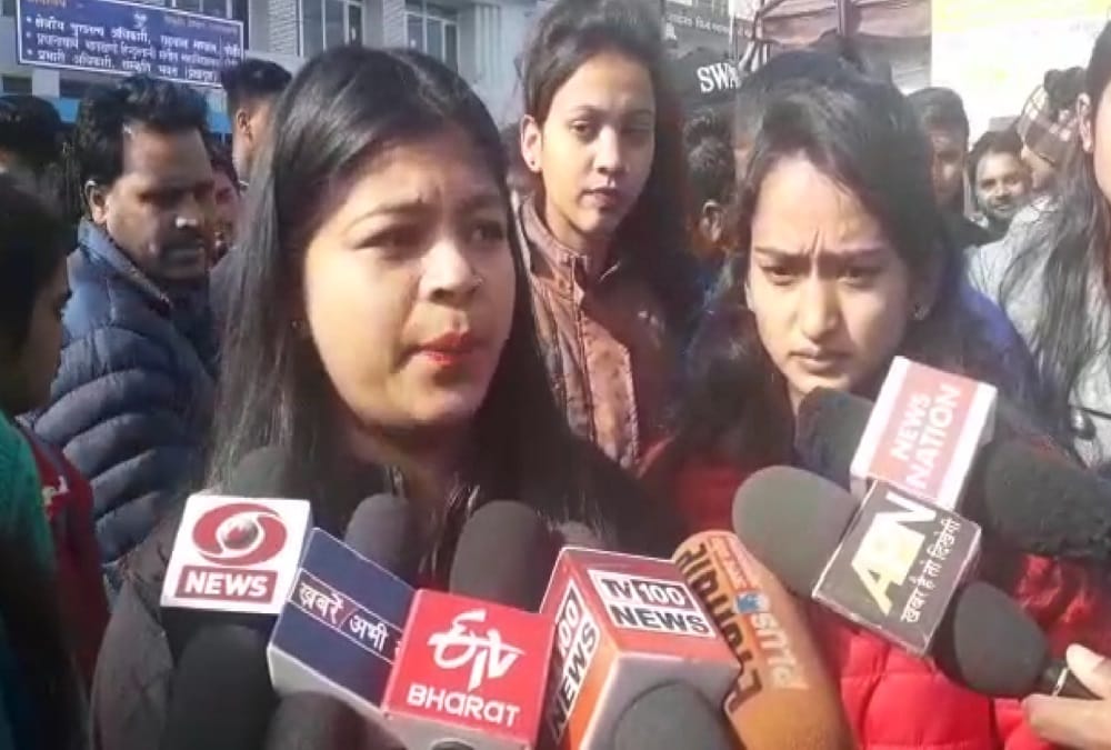 Students demand to death punishment for accused of fire on Girl case
