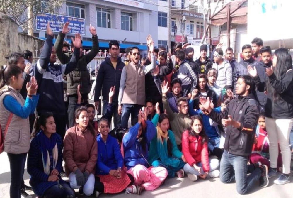 Students demand to death punishment for accused of fire on Girl case