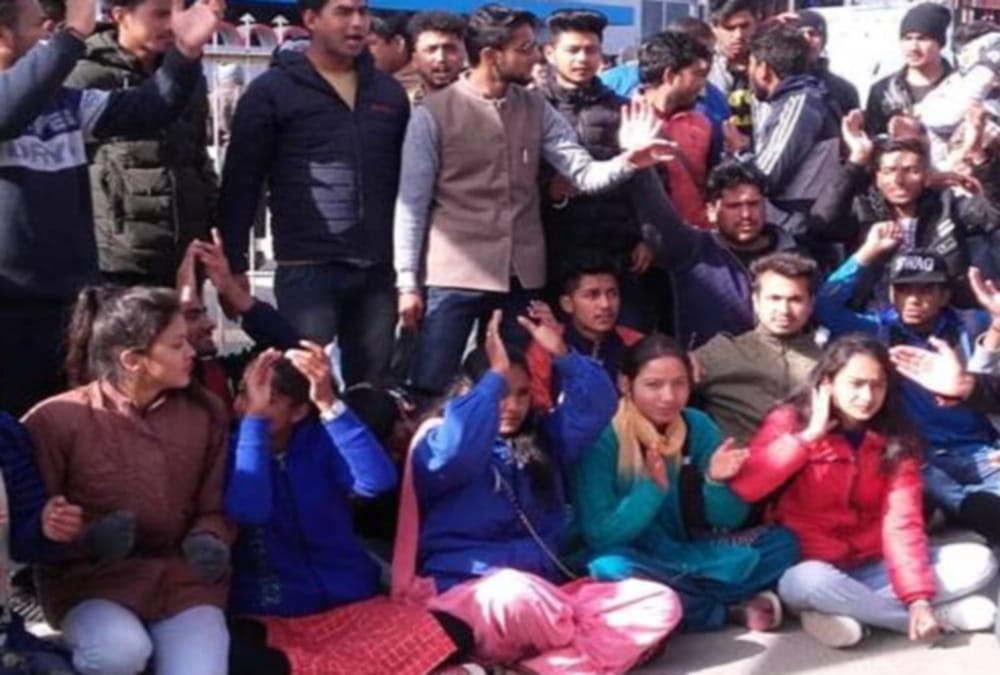 Students demand to death punishment for accused of fire on Girl case