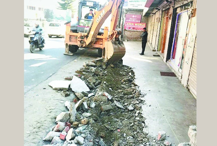मौहल में जेसीबी से हटाए दस कब्जे