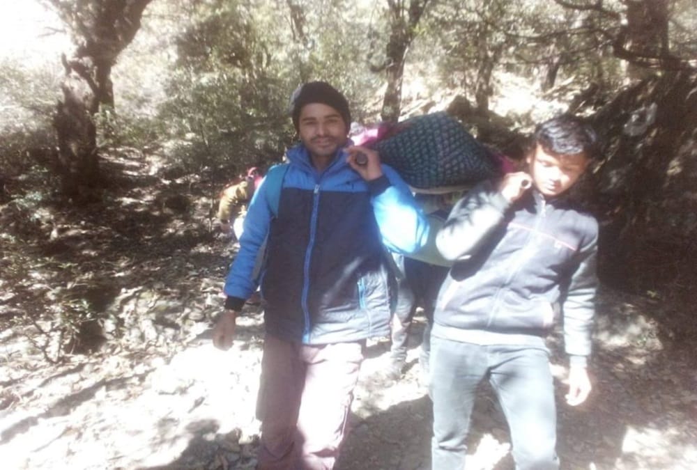 Villagers carry patient on their back and walk 18 kilometers for admitted in hospital