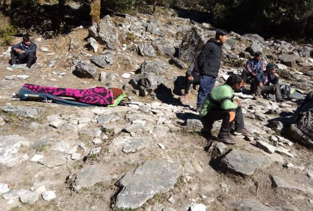 Villagers carry patient on their back and walk 18 kilometers for admitted in hospital